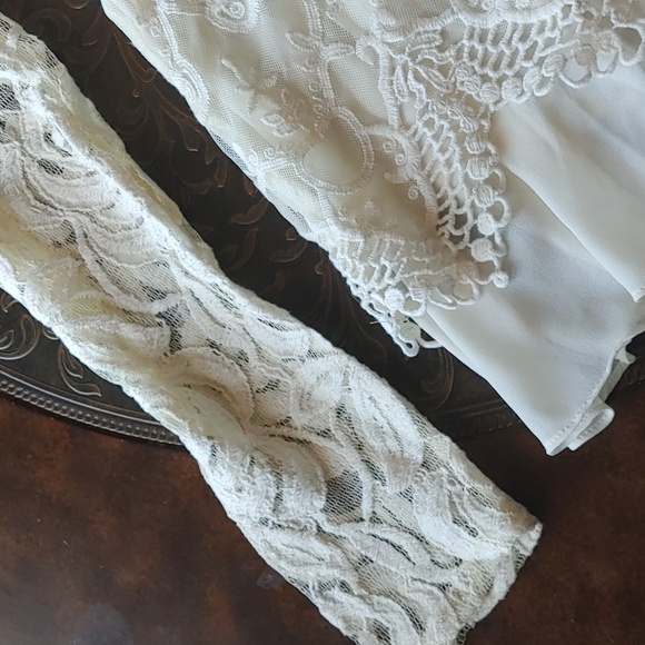 3/$40 BKE Boutique Lace Blouse Size Med - Picture 8 of 12